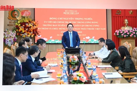 [Video] Đồng chí Nguyễn Trọng Nghĩa thăm và chúc mừng ngành Y tế nhân Ngày Thầy thuốc Việt Nam