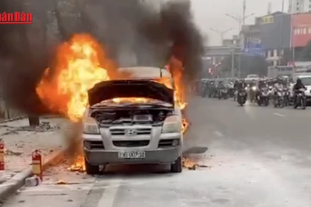 [Video] Ô tô bốc cháy trên đường Giải Phóng, Hà Nội
