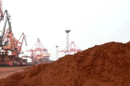 Đất hiếm chuẩn bị được đưa đi xuất khẩu tại Liên Vân Cảng ở tỉnh Giang Tô, Trung Quốc. (Ảnh: AFP/TTXVN)