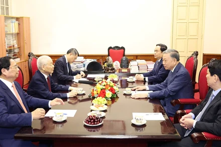 Tổng Bí thư Nguyễn Phú Trọng làm việc cùng các đồng chí lãnh đạo chủ chốt. (Ảnh: TTXVN)