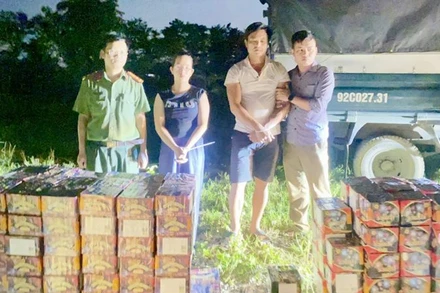 Hai đối tượng Đỗ Ngọc Mạnh và Nguyễn Thị Hương ( giữa) cùng tang vật vụ án.