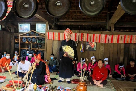 Thầy Mo thực hành nghi lễ mát nhà của người Mường. (Ảnh QUANG VINH)