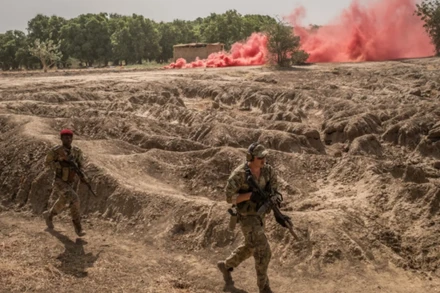 Thành viên Lực lượng Đặc biệt Mỹ dẫn dắt các binh sĩ Chad trong một cuộc tập trận ở Ndjamena, Chad, năm 2017. (Ảnh: New York Times)