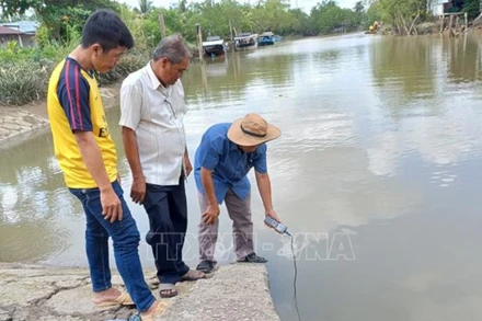 Đo mặn ở các huyện ven sông Hậu tỉnh Sóc Trăng. (Ảnh minh họa: TTXVN)