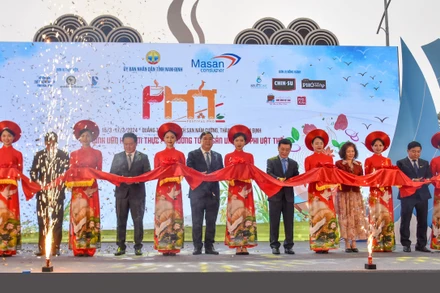 Các đại biểu cắt băng khai mạc Festival Phở 2024. Ảnh: NHẬT QUANG