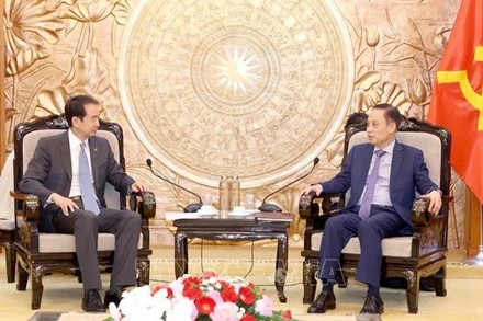 Trưởng Ban Đối ngoại Trung ương Lê Hoài Trung tiếp Đại sứ Đặc mệnh toàn quyền nước Cộng hòa nhân dân Trung Hoa tại Việt Nam Hà Vĩ. (Ảnh: TTXVN)