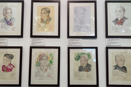 Một số bức chân dung các Mẹ Việt Nam anh hùng tại sự kiện.