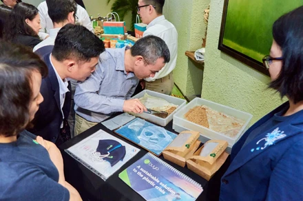 Các sản phẩm của Công ty nhựa sinh học BUYO thu hút sự quan tâm của người tiêu dùng. (Ảnh: Thu Nga)