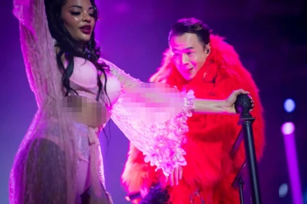 Ảnh minh họa: Cần hạn chế những trang phục phản cảm trên sân khấu. (Ảnh: Báo Công an nhân dân)