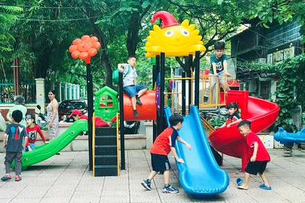 Trẻ em vui chơi tại sân chơi ở khu B, tập thể Trung Tự (quận Đống Đa). (Ảnh: Báo Hà Nội mới)