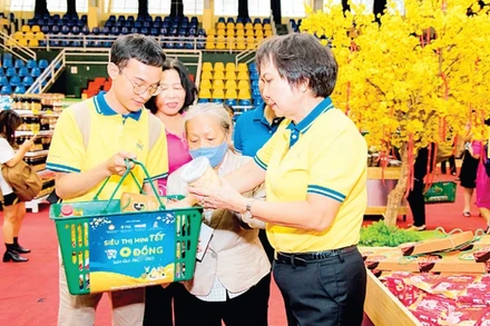 Người nghèo vui mừng mua hàng tại Siêu thị mini Tết 0 đồng.