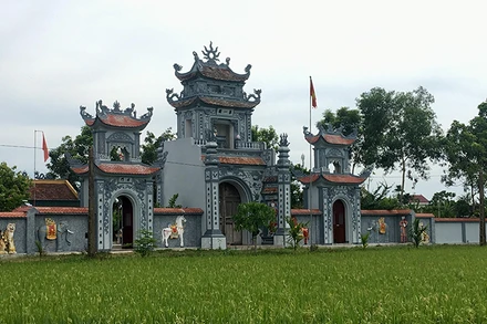 Cổng tam quan đền Đệ Nhất thờ Sát Hải Đại Vương Hoàng Tá Thốn. (Ảnh: Báo Nghệ An)