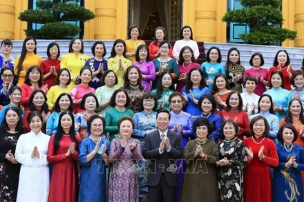 Ảnh minh họa: Chủ tịch nước và các nữ doanh nhân tiêu biểu năm 2023.