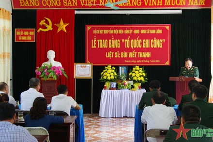 Quang cảnh Lễ trao Bằng "Tổ quốc ghi công" liệt sĩ Bùi Viết Thanh. (Ảnh: Báo Quân đội nhân dân)
