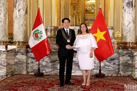 Tổng thống Peru trao tặng Huân chương “Mặt trời Peru” cấp Đại Thập tự cho Chủ tịch nước Lương Cường.