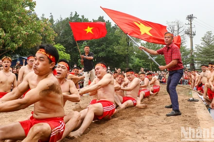 Nghi thức “kéo co ngồi” tại Lễ hội đền Trấn Vũ 2023. Ảnh: NHẬT QUANG