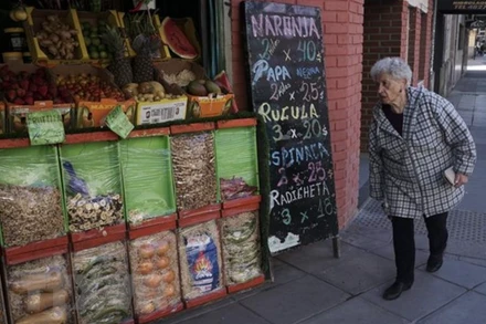 Người dân mua sắm hàng hóa tại cửa hàng ở Buenos Aires, Argentina. (Ảnh: AFP/TTXVN)