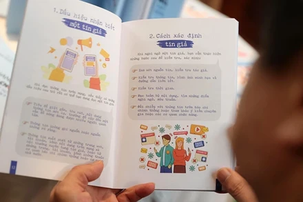 Ảnh minh họa: "Cẩm nang phòng chống tin giả, tin sai sự thật trên không gian mạng" trang bị thêm kiến thức cho người dùng. Ảnh VÂN HẰNG