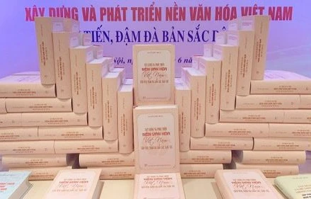 Cuốn sách Xây dựng và phát triển nền văn hóa Việt Nam tiên tiến, đậm đà bản sắc dân tộc. (Ảnh: VOV)