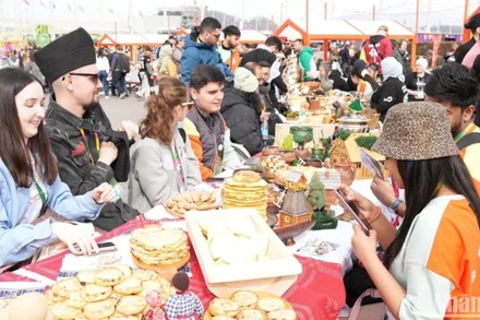 Ảnh minh họa: Khách du lịch tại Lễ hội ẩm thực "Hương vị nước Nga". (Ảnh: XUÂN HƯNG)