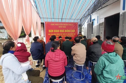 Toàn cảnh buổi bàn giao Nhà đồng đội cho Thiếu tá Hoa Quốc Đạt, Trợ lý Chính trị Kho K55, Cục Hậu cần Quân khu 4. Ảnh: Báo Quân đội nhân dân