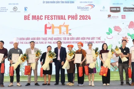 Ban tổ chức trao giấy chứng nhận tham gia Festival Phở 2024 cho đại diện các thương hiệu phở trên cả nước. 