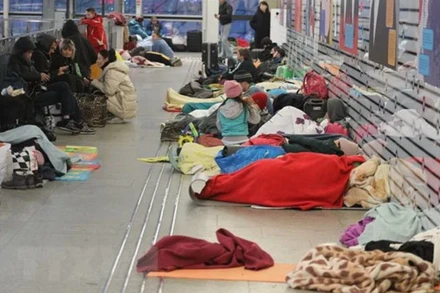 Người tị nạn từ Ukraine tại ga tàu hỏa ở Warsaw, Ba Lan. (Ảnh minh họa: PAP/TTXVN)