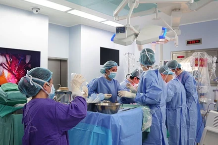 Các bác sĩ Bệnh viện Trung ương Quân đội 108 thực hiện một ca ghép gan.