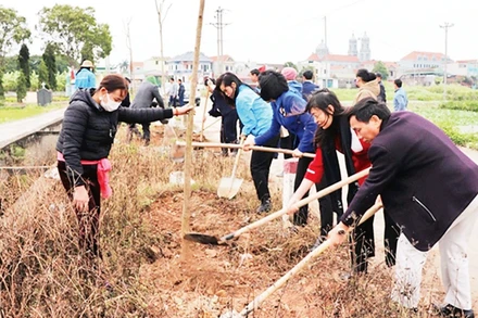 Các tổ chức đoàn thể và nhân dân xã Tri Thủy, huyện Phú Xuyên (Hà Nội) hưởng ứng Tết trồng cây Xuân Quý Mão 2023. Ảnh THU NGHĨA