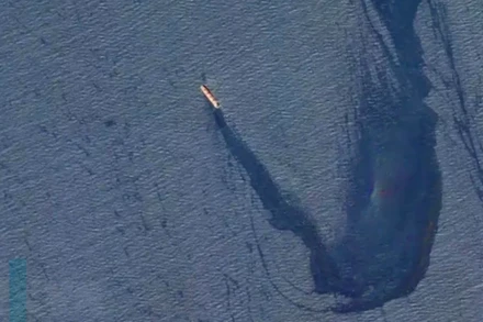 Hình ảnh do Bộ chỉ huy Trung tâm Mỹ đăng ngày 23/2/2024 cho thấy vệt dầu loang dài từ tàu M/V Rubymar của Anh trên Vịnh Aden sau khi bị lực lượng Houthi tấn công, ngày 18/2/2024. Ảnh: AFP/TTXVN