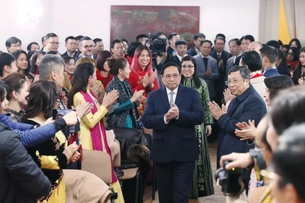 Thủ tướng Phạm Minh Chính và Phu nhân đến thăm cán bộ, nhân viên Đại sứ quán và đại diện cộng đồng người Việt Nam tại Romania. (Ảnh: Dương Giang/TTXVN)