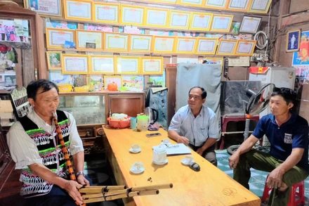 Bí thư chi bộ thôn Cư Tê Hùng Xuân ThànhThành giới thiệu về cây khèn người H’Mông.