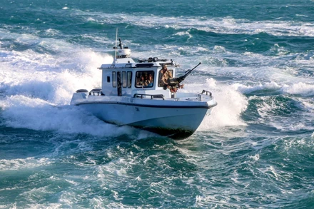 Các thành viên Lực lượng bảo vệ bờ biển Yemen tuần tra trên Biển Đỏ, ngoài khơi thị trấn Mokha thuộc tỉnh Taiz, ngày 12/12/2023. Ảnh: AFP/TTXVN