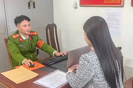 Một nạn nhân bị tội phạm công nghệ cao lừa đảo chiếm đoạt tiền đến trình báo tại cơ quan Công an.