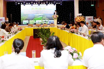 Quang cảnh Hội thảo khoa học về Bảo tồn, phát huy các giá trị hệ sinh thái đất ngập nước hồ Sông Đầm. (Ảnh: LINH-CÔNG) 