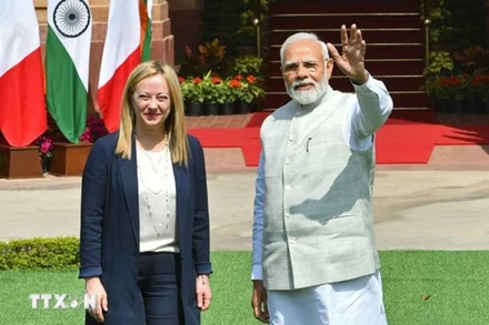 Thủ tướng Ấn Độ Narendra Modi (phải) trong cuộc gặp Thủ tướng Italia Giorgia Meloni tại New Delhi ngày 2/3/2023. (Ảnh: AFP/TTXVN)