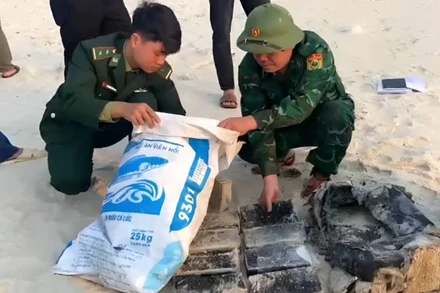 Bộ đội Biên phòng Quảng Bình thu gom ma túy trôi dạt trên bãi biển xã Ngư Thủy Bắc, huyện Lệ Thủy.