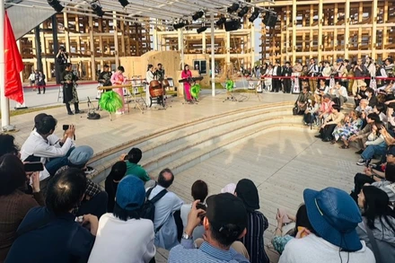 Khán giả dự chương trình nghệ thuật ngoài trời đầu tiên của Việt Nam tại EXPO 2025. 