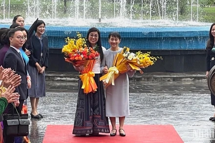 Phu nhân Lê Thị Bích Trân tiếp đón Phu nhân Ishiba Yoshiko tại Làng Văn hoá-Du lịch các dân tộc Việt Nam. 