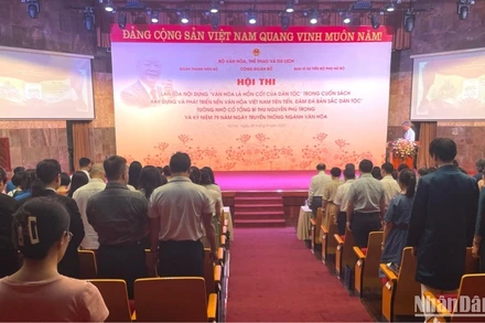 Các đại biểu mặc niệm tưởng nhớ cố Tổng Bí thư Nguyễn Phú Trọng trước hội thi.