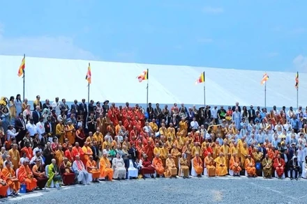 Các đại biểu tham dự Vesak 2025 chụp ảnh lưu niệm. (Ảnh: VESAK 2025)