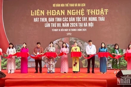 Các đại biểu cắt băng khai mạc liên hoan. 