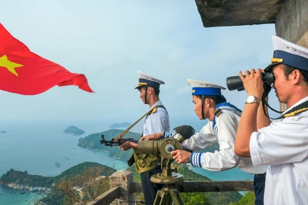 Canh giữ vùng trời Tổ quốc. (Ảnh: Trung tâm triển lãm văn hóa nghệ thuật Việt Nam)