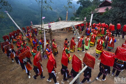 Đại lễ cấp sắc 12 đèn cho 62 cặp vợ chồng ở xã Mỏ Vàng, huyện Văn Yên, tỉnh Yên Bái (Ảnh: VŨ LINH)