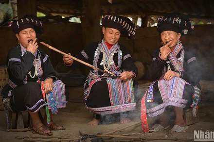 Độc đáo tục nhuộm răng đen của phụ nữ dân tộc Lào ở Lai Châu. 