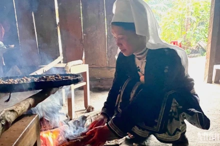 Nét đẹp trang phục truyền thống của người Dao Tiền, tỉnh Cao Bằng.