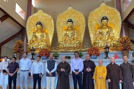 Đoàn tiền trạm Ấn Độ khảo sát tại chùa Thanh Tâm - địa điểm tôn trí xá lợi Phật. 