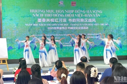 Biểu diễn văn nghệ trong chương trình giao lưu văn hóa-Việt Trung. 