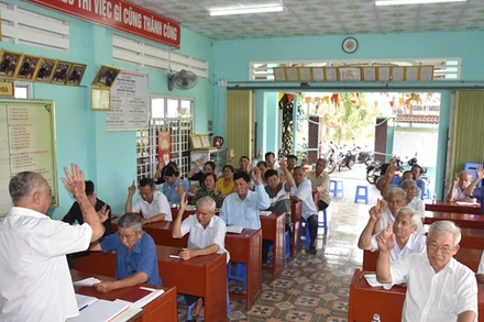 Đảng viên biểu quyết tại một cuộc họp chi bộ trên địa bàn xã Mỹ Phong, thành phố Mỹ Tho (Ảnh minh hoạ)