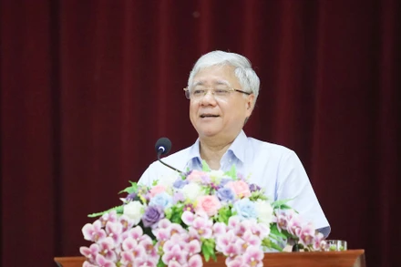 Đồng chí Đỗ Văn Chiến thông tin đến cử tri tình hình của đất nước. Ảnh: Điền Bắc